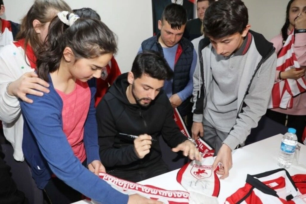 Samsunsporlu futbolcular Gökgöl Şehit Mahir Emen İlkokulu'nda - Resim 4
