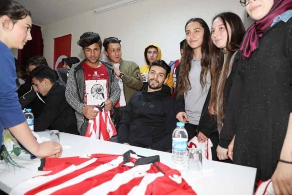 Samsunsporlu futbolcular Gökgöl Şehit Mahir Emen İlkokulu'nda - Resim 5