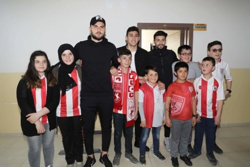 Samsunsporlu futbolcular Gökgöl Şehit Mahir Emen İlkokulu'nda - Resim 8