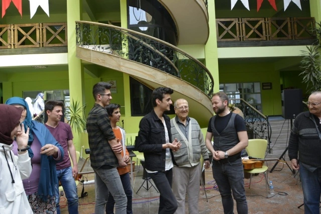 Kavak Rıdvan Çelikel Fen Lisesisi öğrencilerinin huzurevi konseri - Resim 1