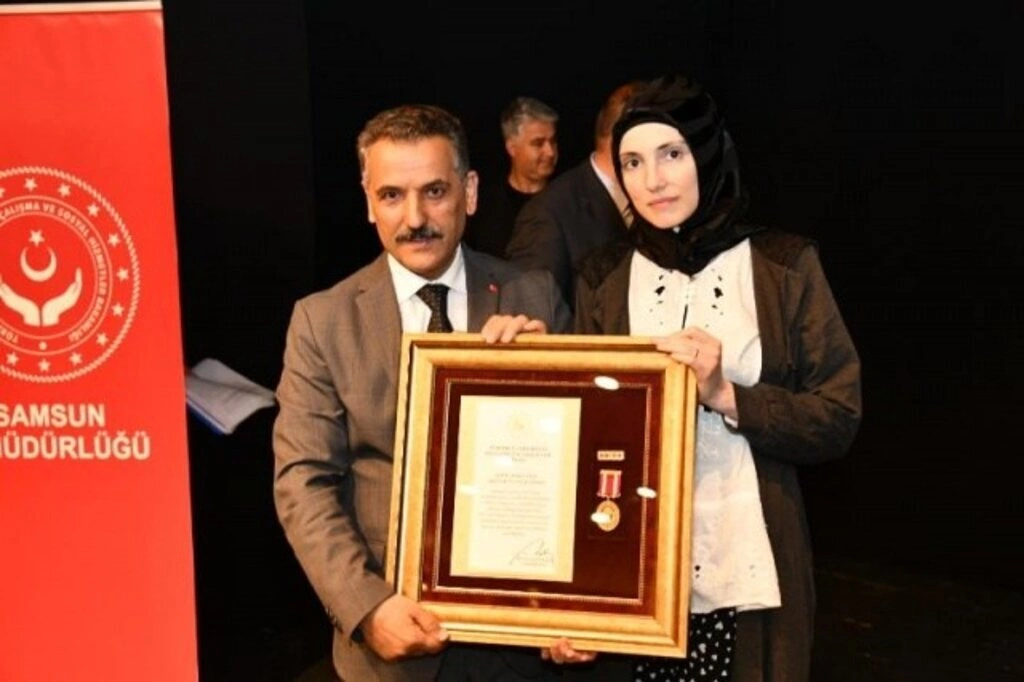 Devlet Övünç Madalyası Ve Beratı Samsunlu Şehit Aileleri Ve Gazilere Tevdi edildi - Resim 3