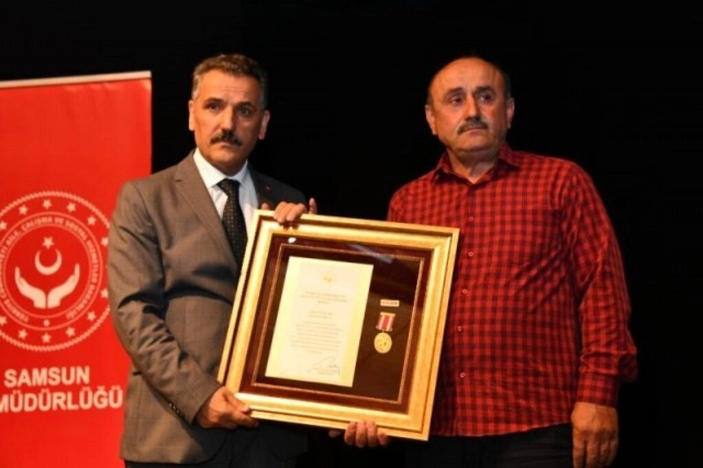 Devlet Övünç Madalyası Ve Beratı Samsunlu Şehit Aileleri Ve Gazilere Tevdi edildi - Resim 4