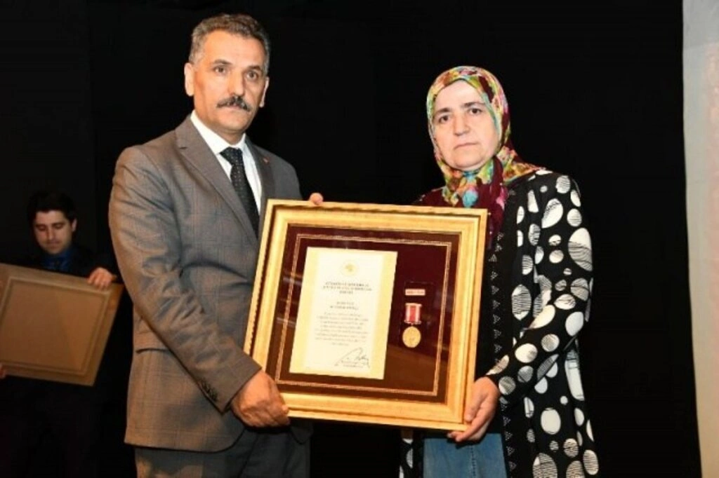 Devlet Övünç Madalyası Ve Beratı Samsunlu Şehit Aileleri Ve Gazilere Tevdi edildi - Resim 9