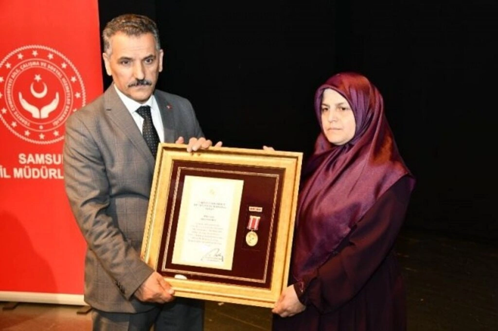 Devlet Övünç Madalyası Ve Beratı Samsunlu Şehit Aileleri Ve Gazilere Tevdi edildi - Resim 11