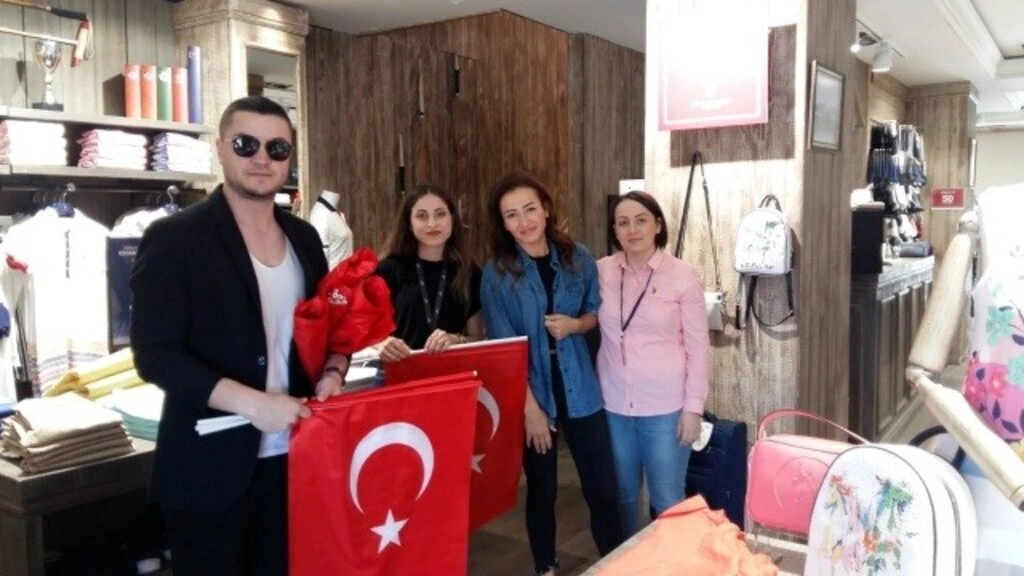 SAMGİAD ve TÜGİK ailesi 1919 adet Türk Bayrağı Dağıttı - Resim 1