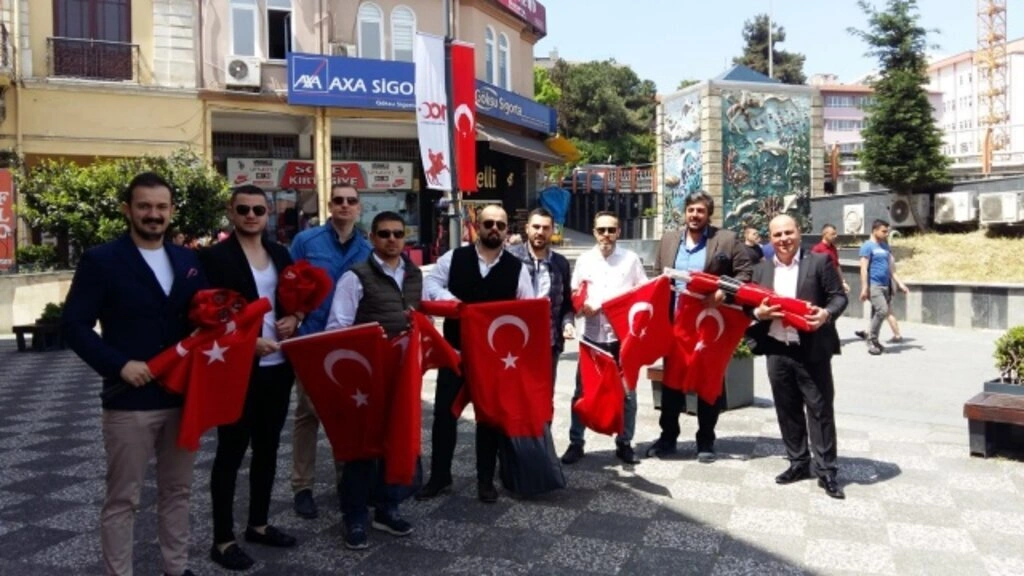 SAMGİAD ve TÜGİK ailesi 1919 adet Türk Bayrağı Dağıttı - Resim 2