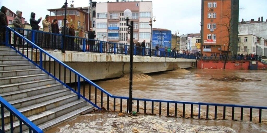 Samsun'da sağanak yağış hayatı olumsuz etkiledi, dereler taştı, su baskınları meydana geldi - Resim 4