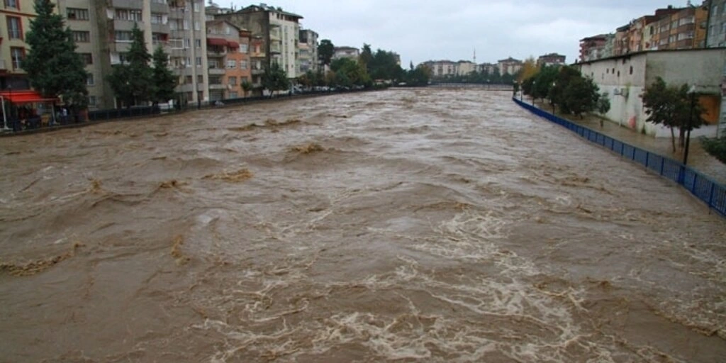 Samsun'da sağanak yağış hayatı olumsuz etkiledi, dereler taştı, su baskınları meydana geldi - Resim 7