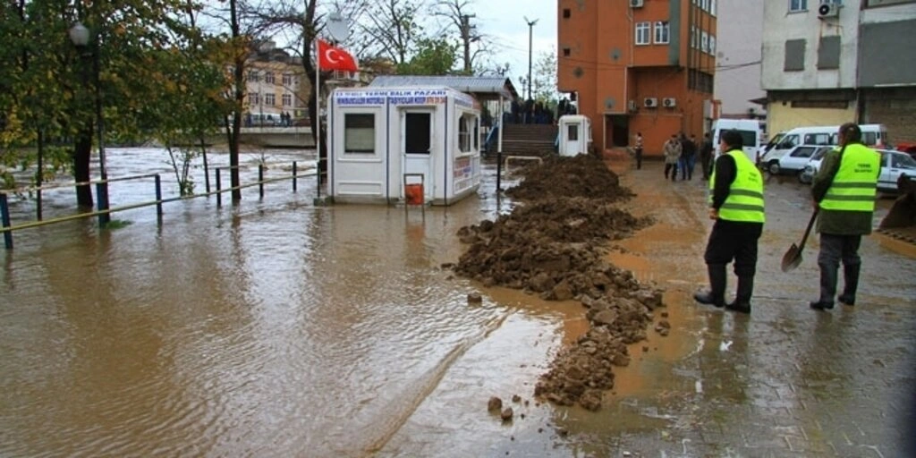 Samsun'da sağanak yağış hayatı olumsuz etkiledi, dereler taştı, su baskınları meydana geldi - Resim 8