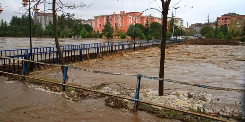 Samsun'da sağanak yağış hayatı olumsuz etkiledi, dereler taştı, su baskınları meydana geldi - Resim 9