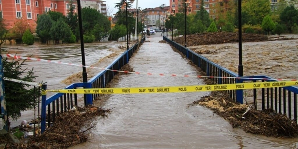 Samsun'da sağanak yağış hayatı olumsuz etkiledi, dereler taştı, su baskınları meydana geldi - Resim 16