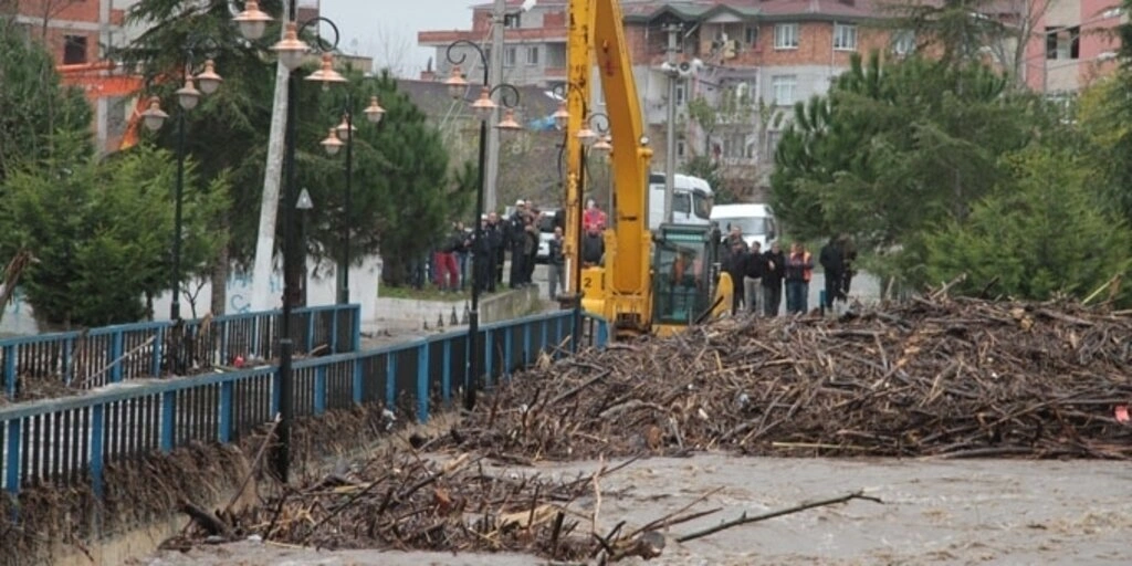 Samsun'da sağanak yağış hayatı olumsuz etkiledi, dereler taştı, su baskınları meydana geldi - Resim 17