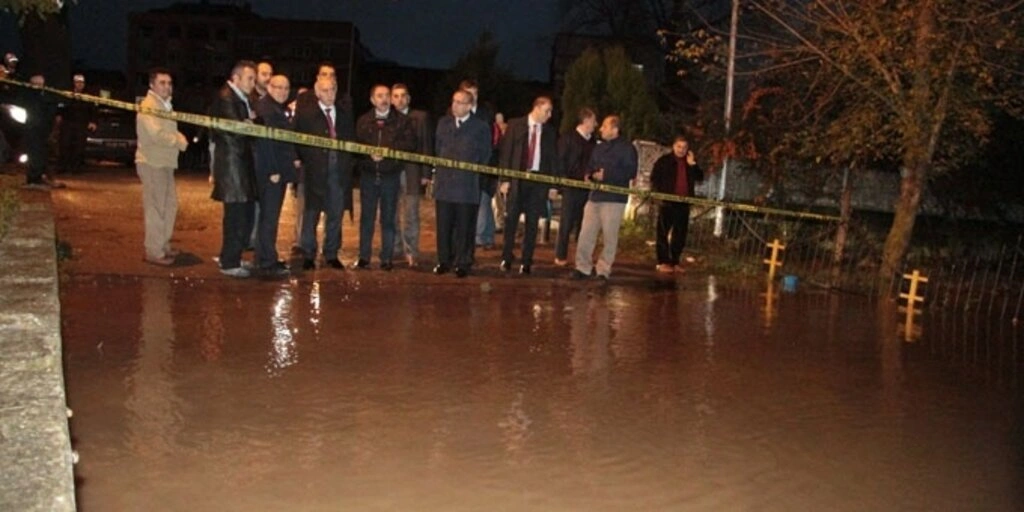 Samsun'da sağanak yağış hayatı olumsuz etkiledi, dereler taştı, su baskınları meydana geldi - Resim 23