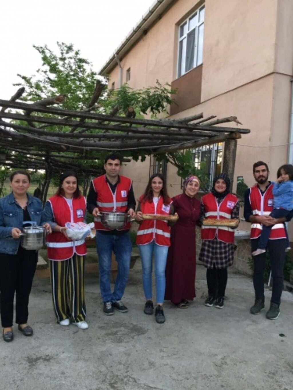 Alaçam Genç Kızılay üyeleri Şehit Ailelerinin evlerinde iftar yapıyor - Resim 1