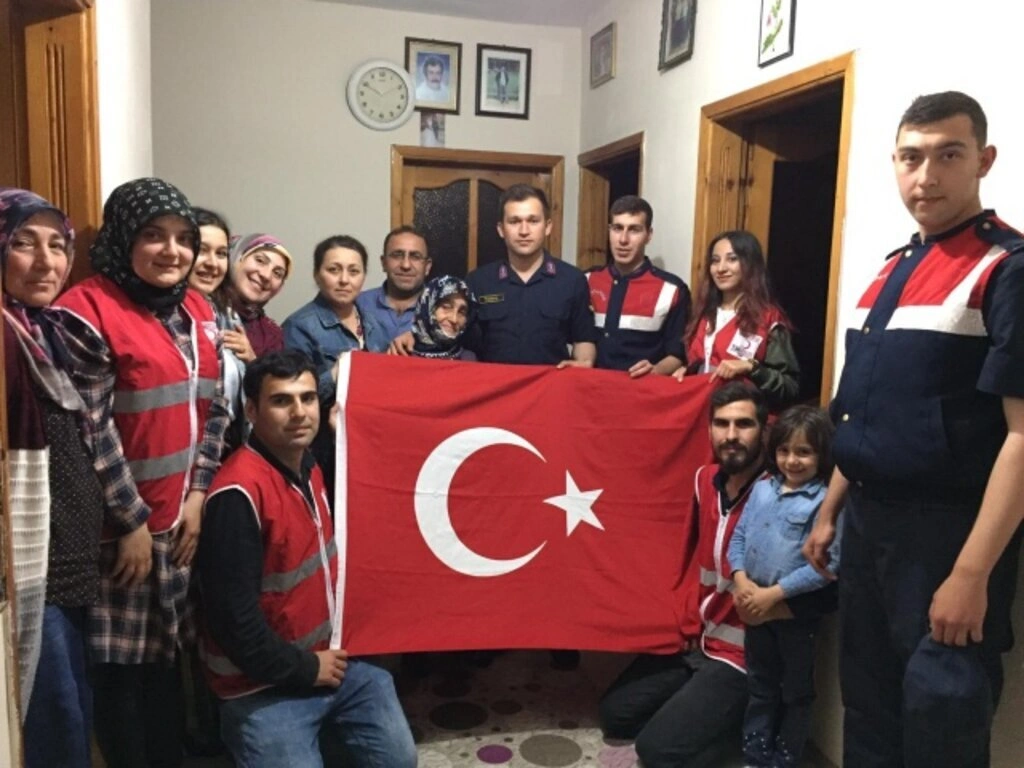 Alaçam Genç Kızılay üyeleri Şehit Ailelerinin evlerinde iftar yapıyor - Resim 4