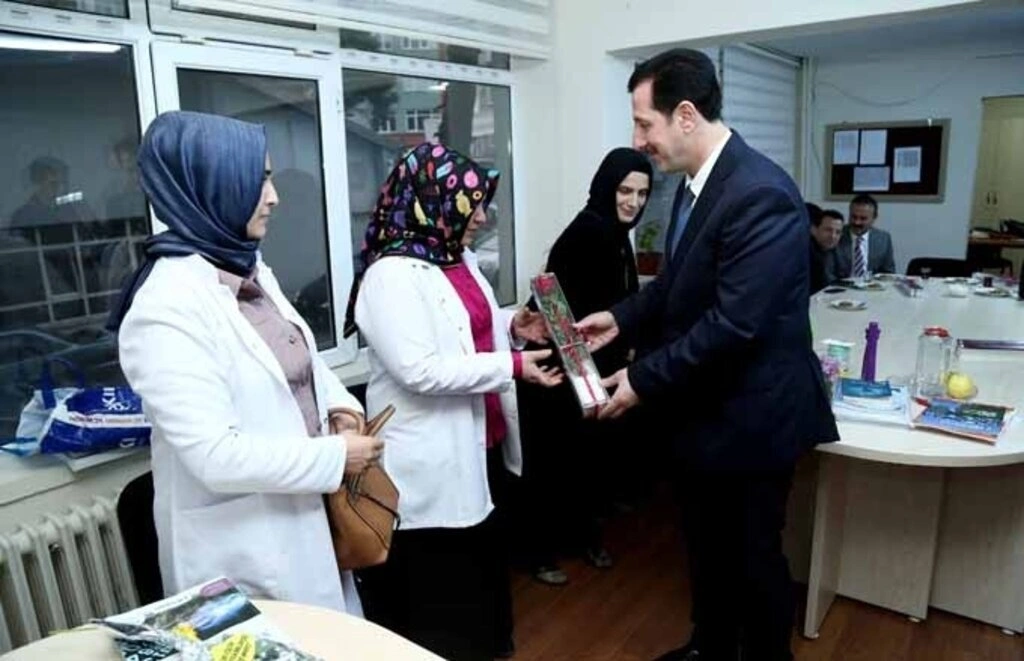 İlkadım Belediye Başkanı Erdoğan TOK, 24 Kasım Öğretmenler Günü nedeniyle öğretmenlere çiçek hediye etti.  - Resim 1
