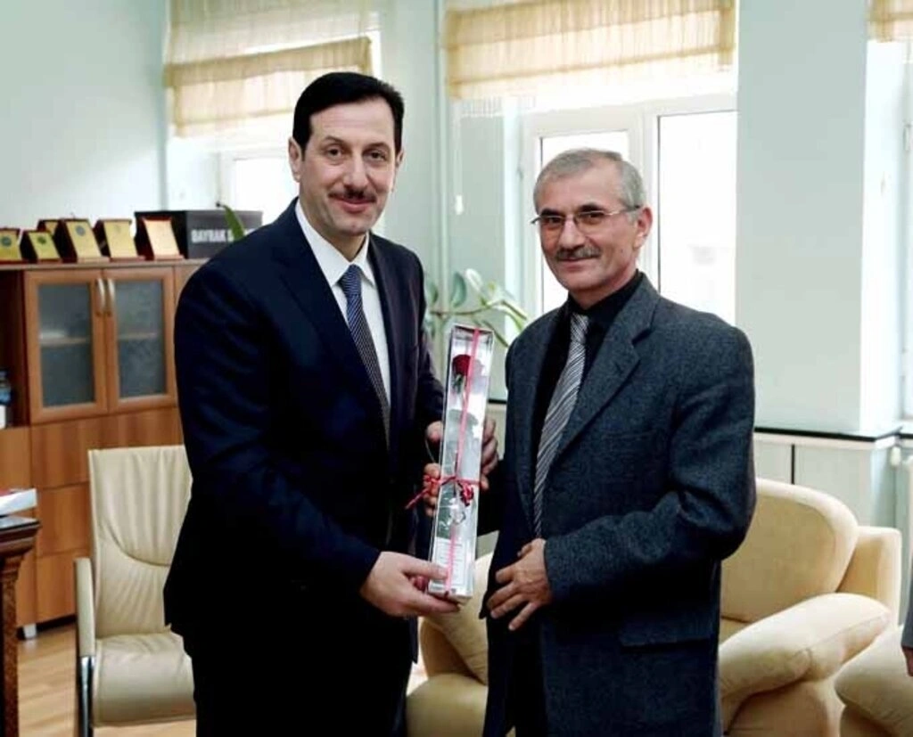 İlkadım Belediye Başkanı Erdoğan TOK, 24 Kasım Öğretmenler Günü nedeniyle öğretmenlere çiçek hediye etti.  - Resim 3