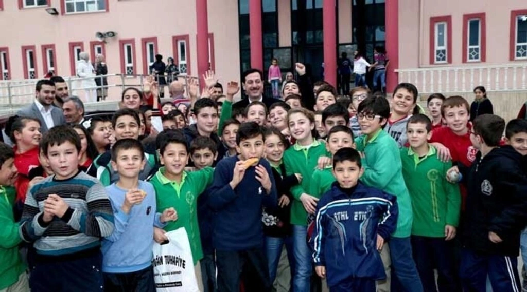 İlkadım Belediye Başkanı Erdoğan TOK, 24 Kasım Öğretmenler Günü nedeniyle öğretmenlere çiçek hediye etti.  - Resim 7