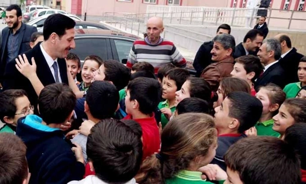 İlkadım Belediye Başkanı Erdoğan TOK, 24 Kasım Öğretmenler Günü nedeniyle öğretmenlere çiçek hediye etti.  - Resim 8