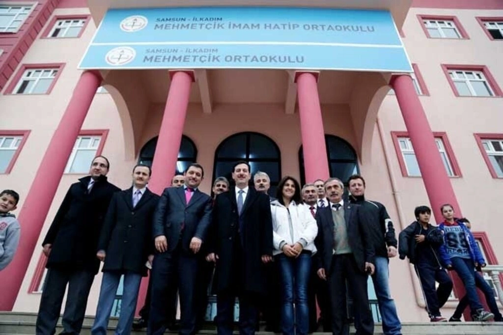 İlkadım Belediye Başkanı Erdoğan TOK, 24 Kasım Öğretmenler Günü nedeniyle öğretmenlere çiçek hediye etti.  - Resim 10