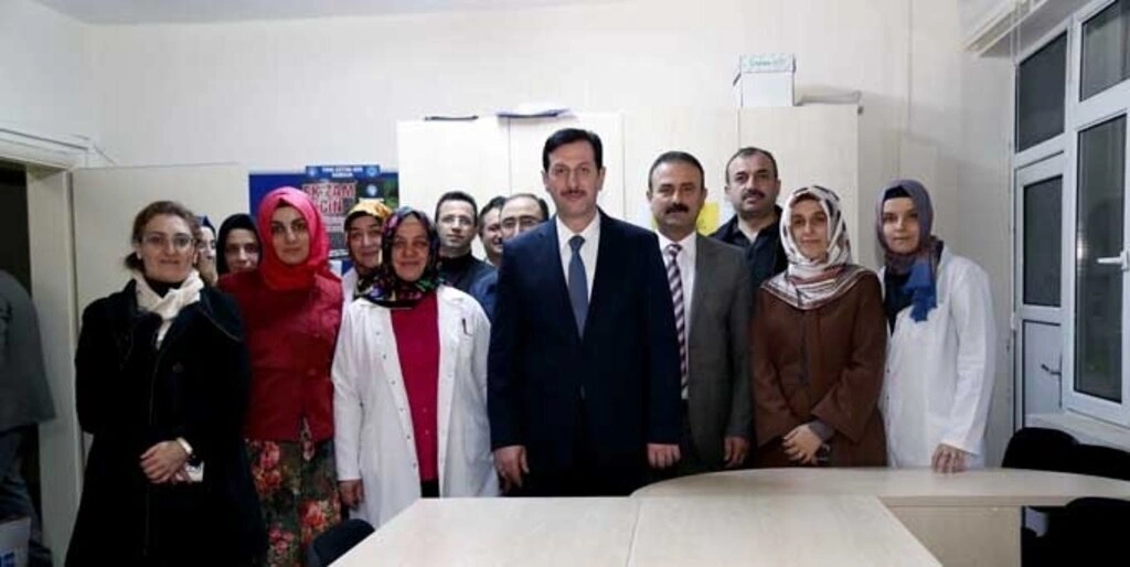 İlkadım Belediye Başkanı Erdoğan TOK, 24 Kasım Öğretmenler Günü nedeniyle öğretmenlere çiçek hediye etti.  - Resim 11