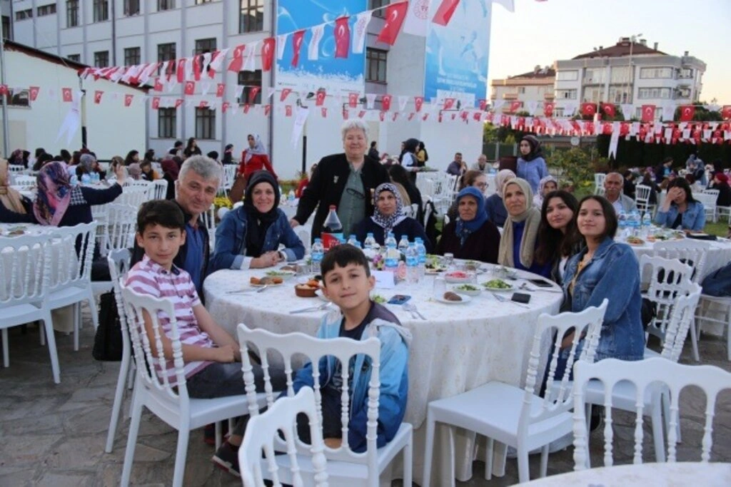 Kredi Yurtlar Kurumu Genel Müdürlüğü İftar Saati - Resim 2
