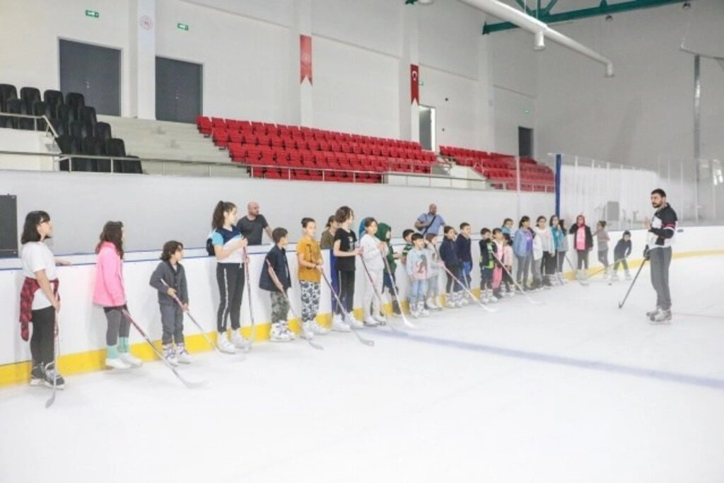SAMSUN'DA BUZ HOKEYİ BRANŞININ ALT YAPI TEMELİ ATILDI - Resim 6