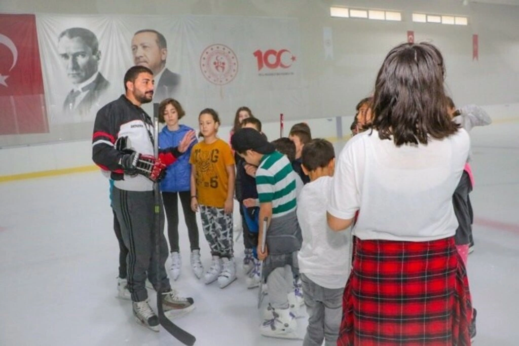 SAMSUN'DA BUZ HOKEYİ BRANŞININ ALT YAPI TEMELİ ATILDI - Resim 17