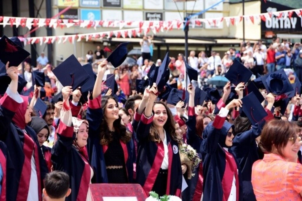 Samsun Eğitim Fakültesinde Mezuniyet Sevinci - Resim 13