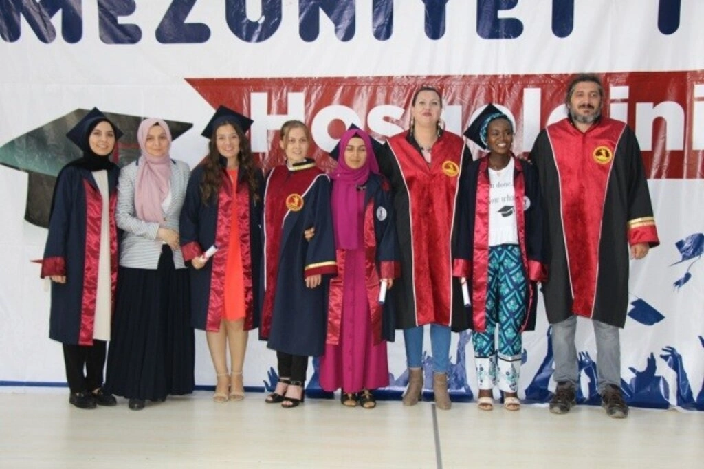 İletişim Fakültesi'nde Mezuniyet Sevinci - Resim 1