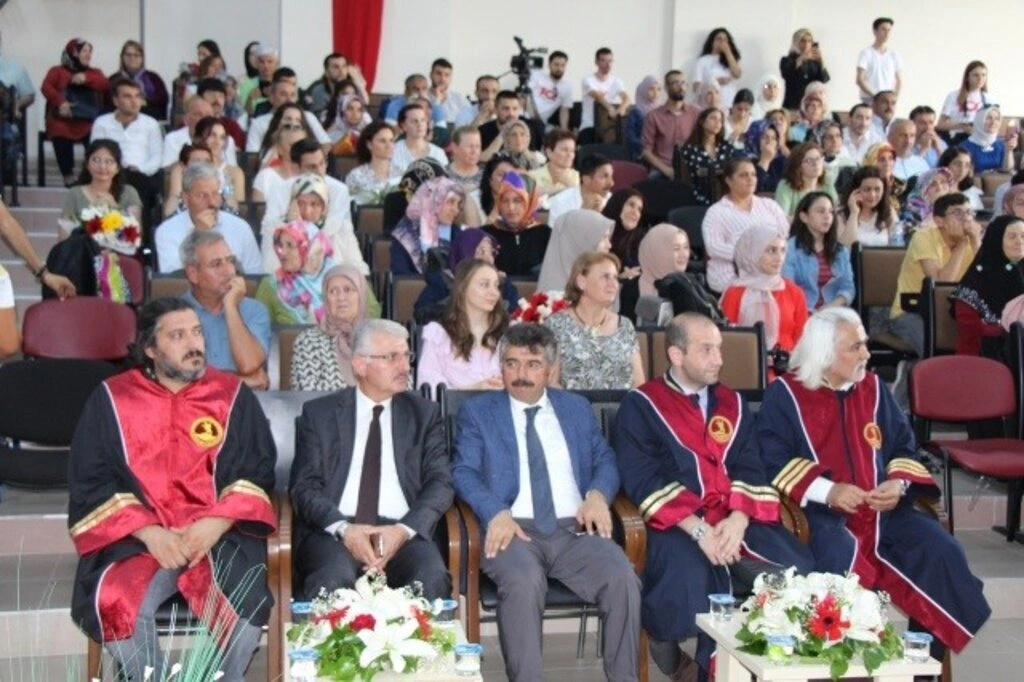 İletişim Fakültesi'nde Mezuniyet Sevinci - Resim 2