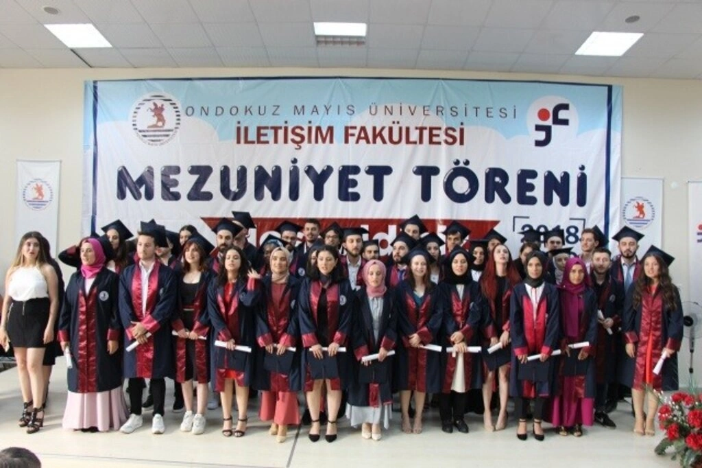 İletişim Fakültesi'nde Mezuniyet Sevinci - Resim 3