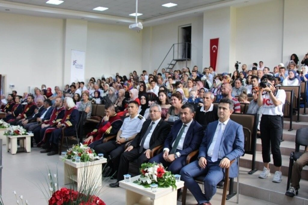 İletişim Fakültesi'nde Mezuniyet Sevinci - Resim 4