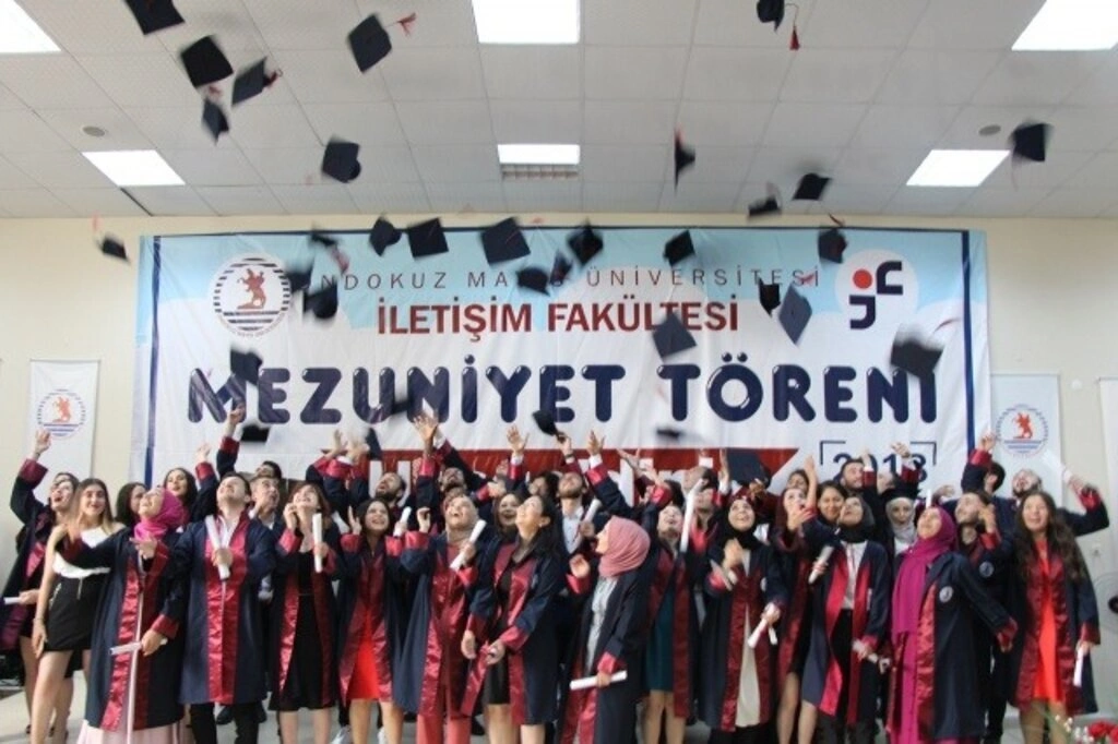 İletişim Fakültesi'nde Mezuniyet Sevinci - Resim 6
