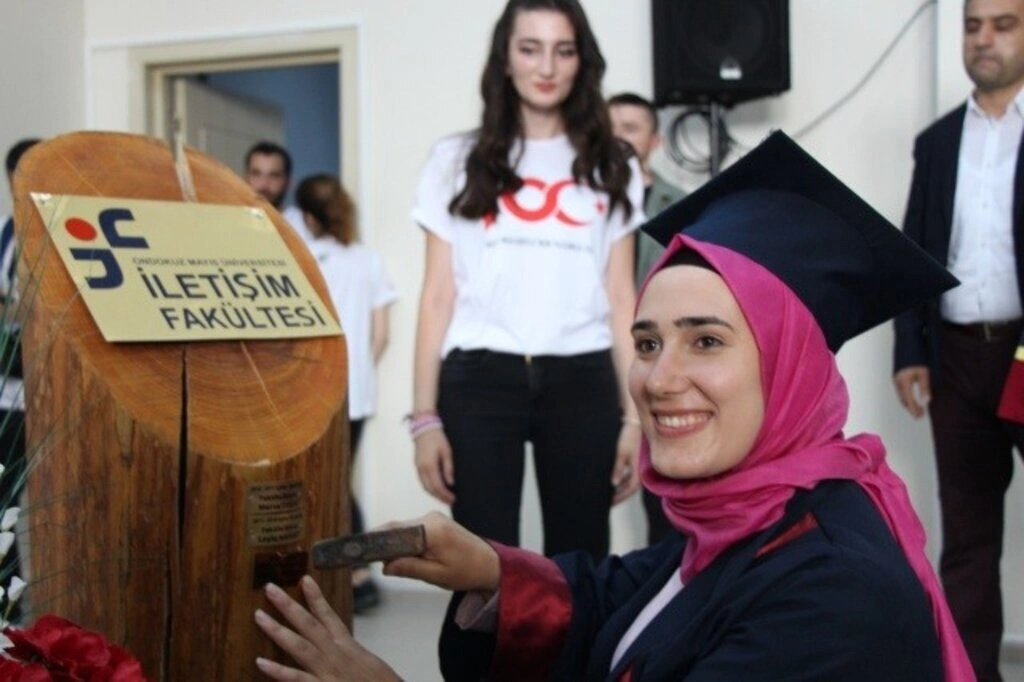 İletişim Fakültesi'nde Mezuniyet Sevinci - Resim 8
