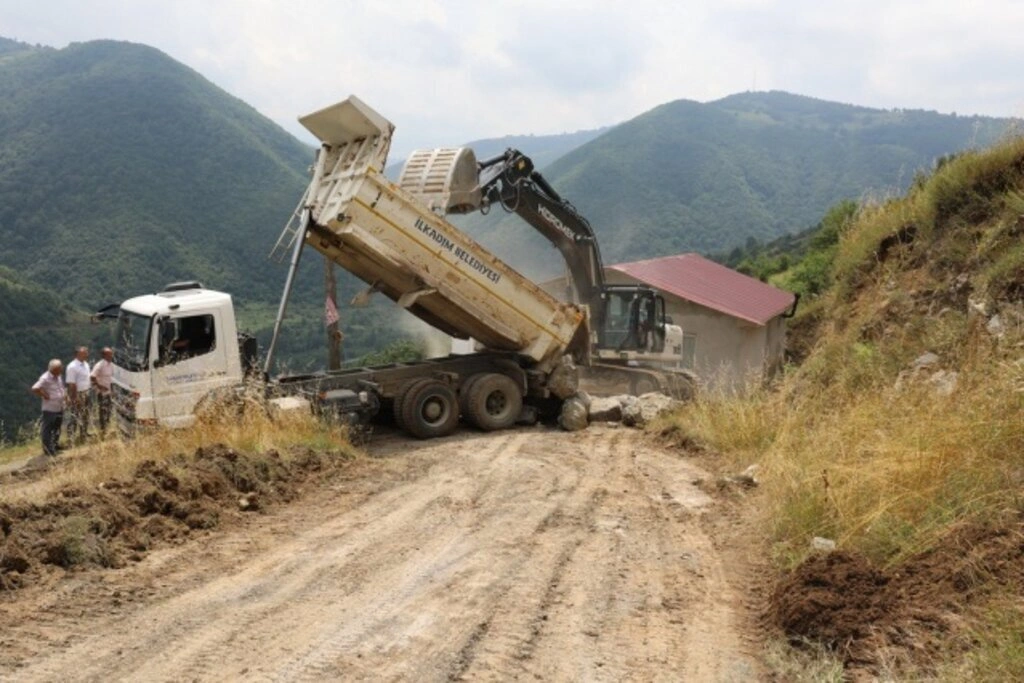 Sağanak yağış İlkadım'da heyelana neden oldu - Resim 1