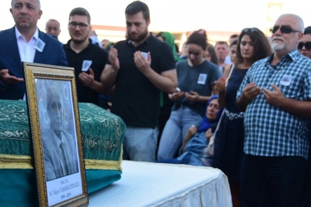 Merhum Dekan Taşmektepligil Gözyaşlarıyla Memleketine Uğurlandı - Resim 2