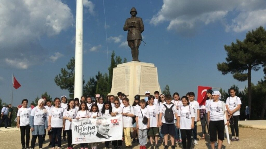 Öğretmen Deniz Gömeç yönetiminde okul külüpleri çalışmalarına örnek proje - Resim 1