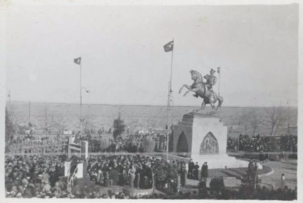 Samsun'un tarihi eski fotoğrafları - Birçok tarihi belge ve arşivlerden derlediğimiz, Samsun Limanı, Samsun Dolgu Sahası, Samsun Fuarı ve bugünlerde yıkımı - Resim 23