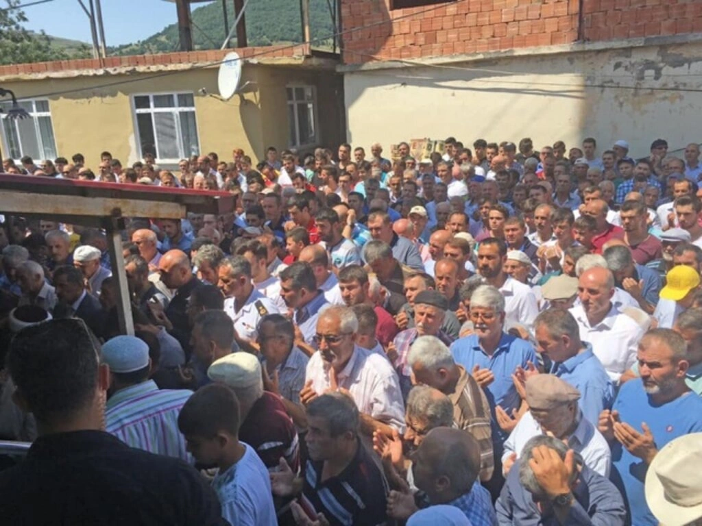 3 kuzen gözyaşlarıyla toprağa verildi - Resim 3