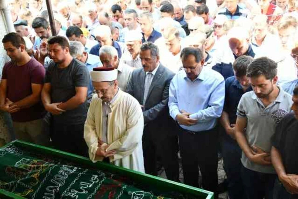 3 kuzen gözyaşlarıyla toprağa verildi - Resim 8