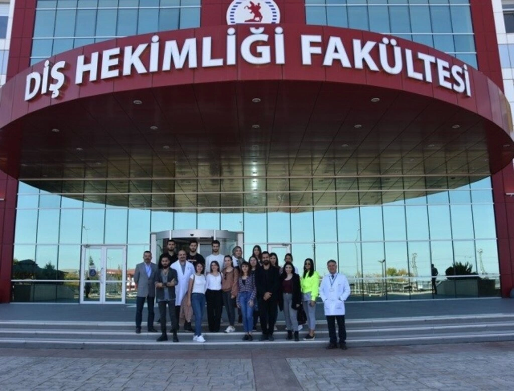 Diş Hekimliği Fakültesini Tasarımlarıyla Süsleyen GSF’li Öğrencilere Teşekkür Belgesi - Resim 13
