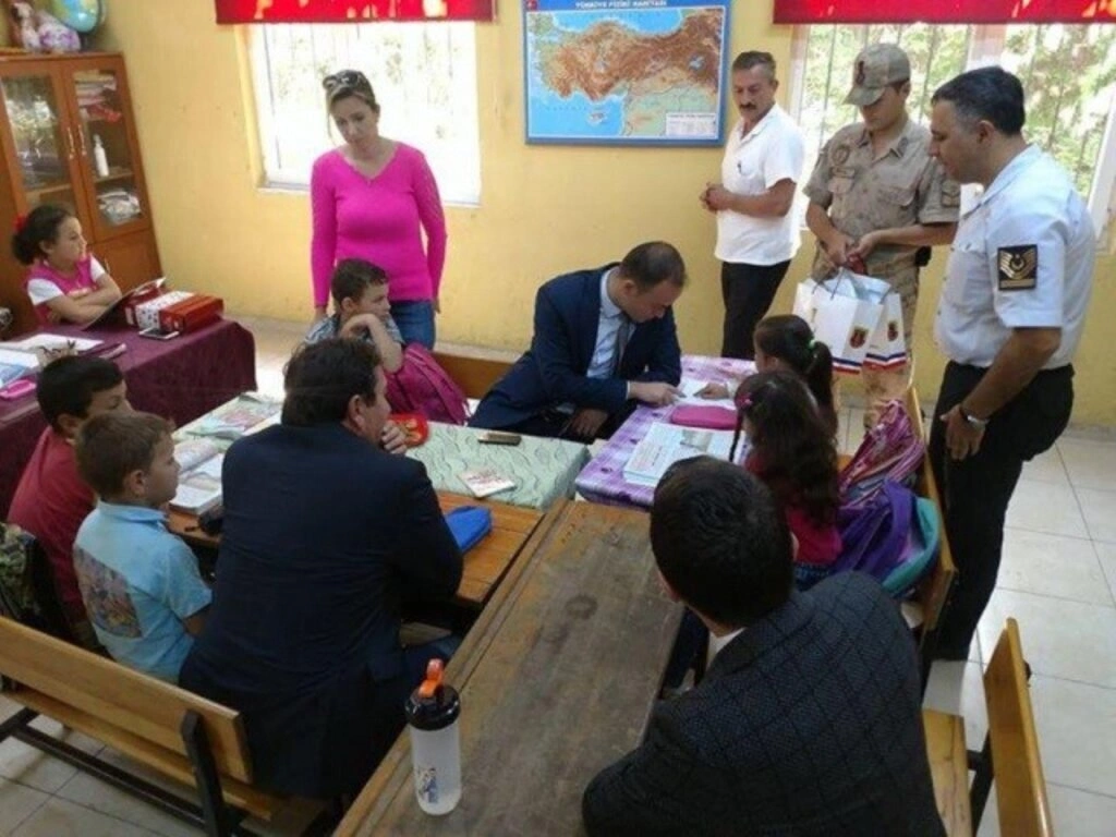 SALIPAZARI İLÇESİNDE DÜNYA ÇOCUK GÜNÜ ZİYARETİ - Resim 1