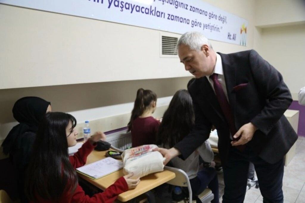 İLKADIM BELEDİYESİ'NDEN ÖĞRENCİLERE KİTAP DESTEĞİ - Resim 3