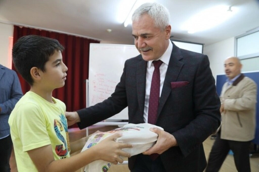İLKADIM BELEDİYESİ'NDEN ÖĞRENCİLERE KİTAP DESTEĞİ - Resim 4