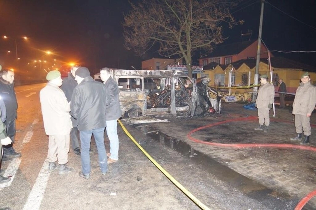 Minibüsle çarpışan otomobilin LPG tankı patladı: 6 ölü, 4 yaralı - Resim 3
