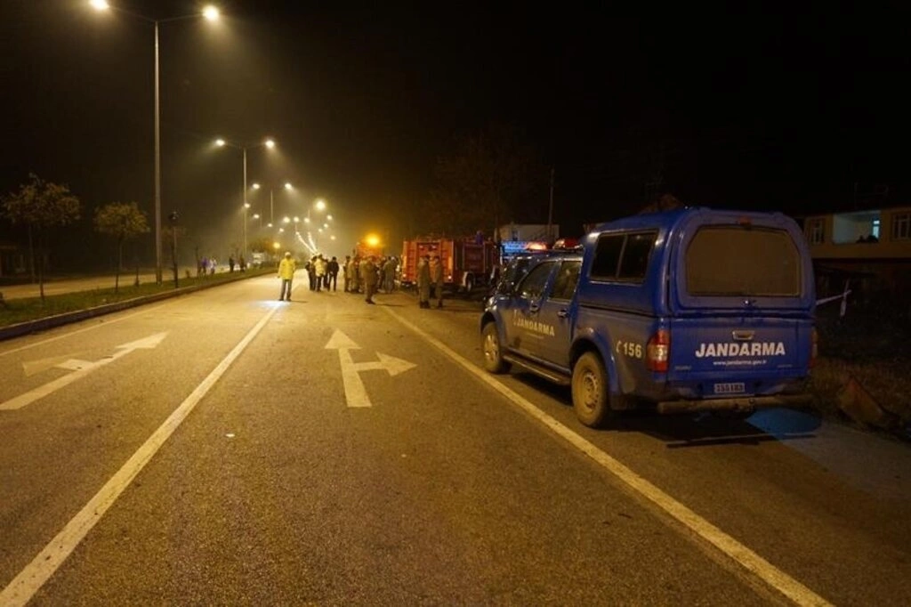 Minibüsle çarpışan otomobilin LPG tankı patladı: 6 ölü, 4 yaralı - Resim 6