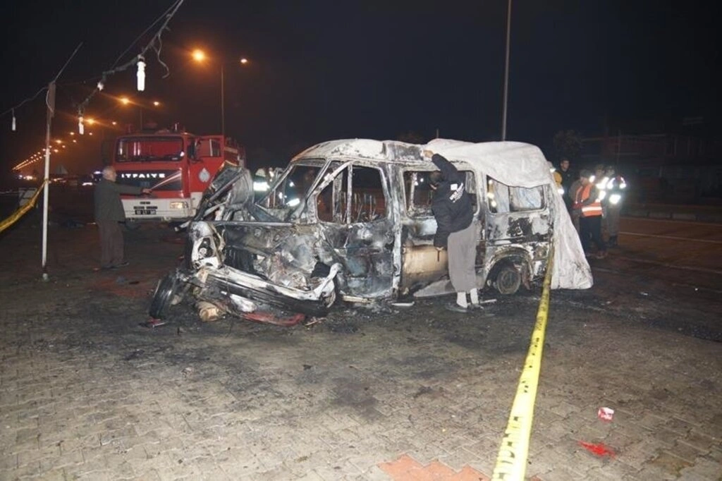 Minibüsle çarpışan otomobilin LPG tankı patladı: 6 ölü, 4 yaralı - Resim 7