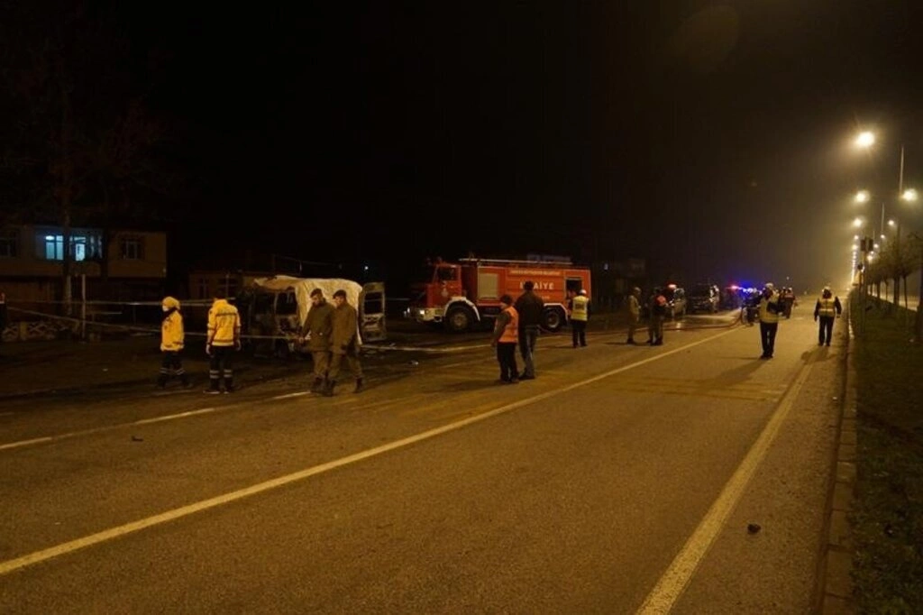 Minibüsle çarpışan otomobilin LPG tankı patladı: 6 ölü, 4 yaralı - Resim 8