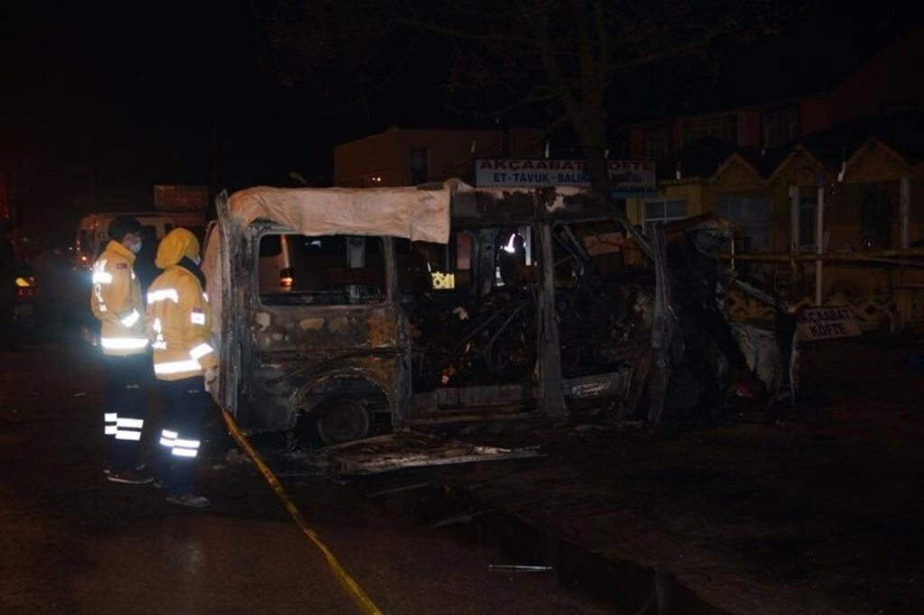Minibüsle çarpışan otomobilin LPG tankı patladı: 6 ölü, 4 yaralı - Resim 11